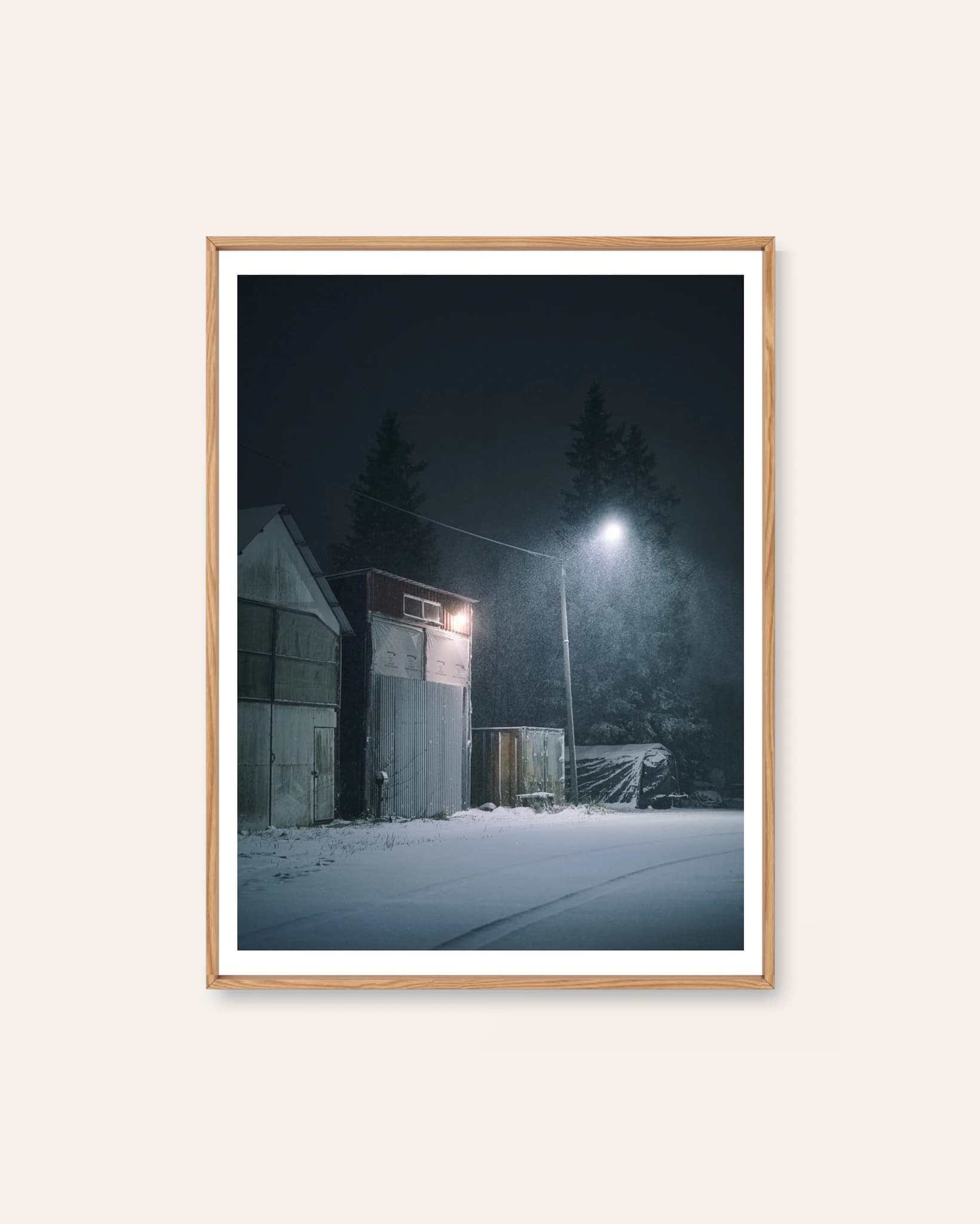 Boathouses in winter av Markus Naarttijärvi, et fotografisk skandinavisk kunsttrykk